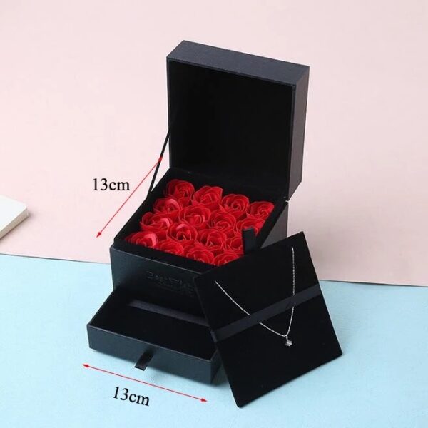 Dėžutė su rožėmis iš muilo